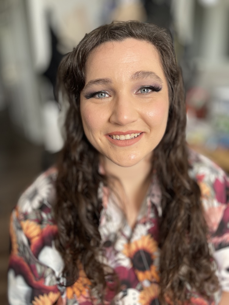 Shimmery soft glam eye with long waves